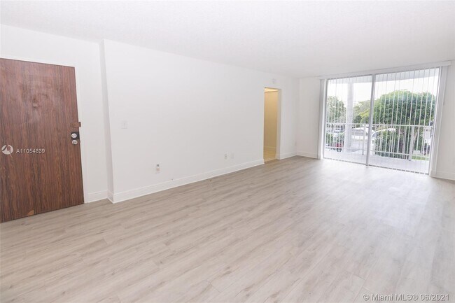 Foto del edificio - 486 NW 165th St
