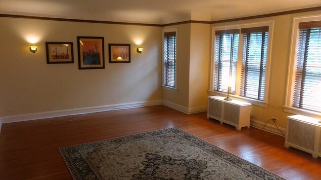 FRONT LIVING ROOM 3 - 1726 W Rascher Ave