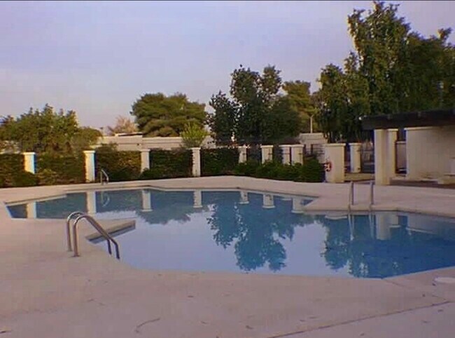 Foto del edificio - 2240 W Carson Dr