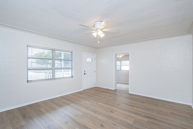 Foto del edificio - Central Gulfport - 3 Bedroom 2 Bath Home