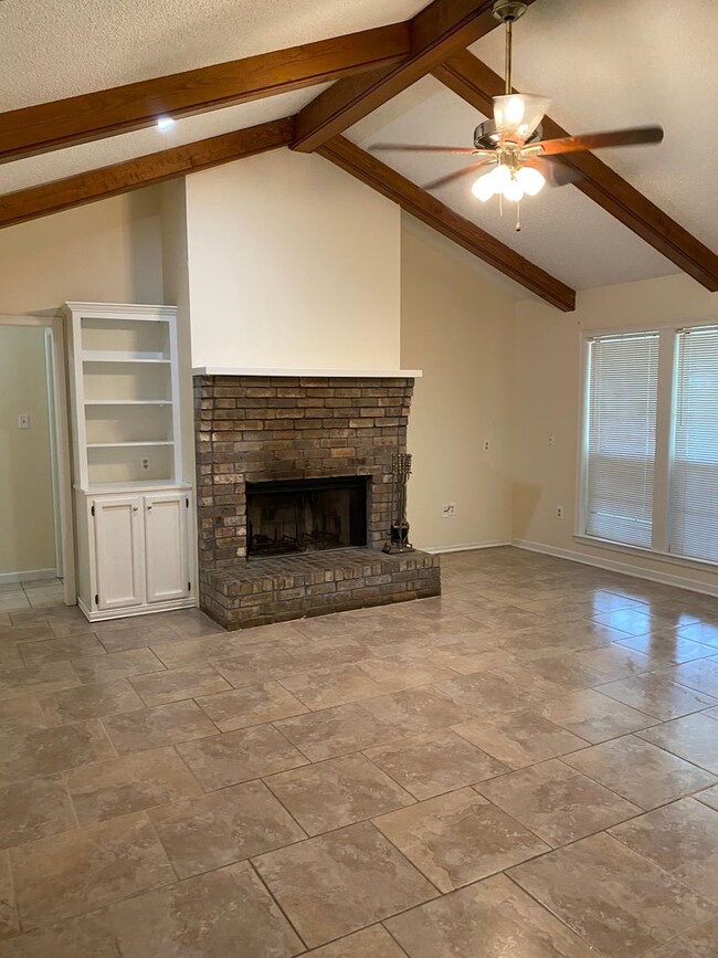 Building Photo - Must see this Lovely  4/2.5 Brick Home in ...