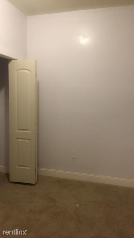 Building Photo - 702 E 90th St