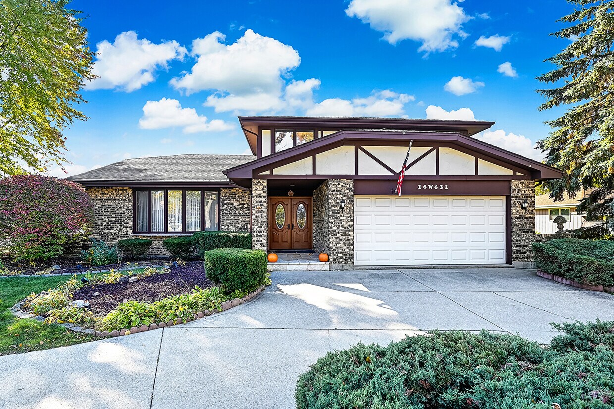 16W631 Therese Ct, Willowbrook, IL 60527 House Rental in Willowbrook