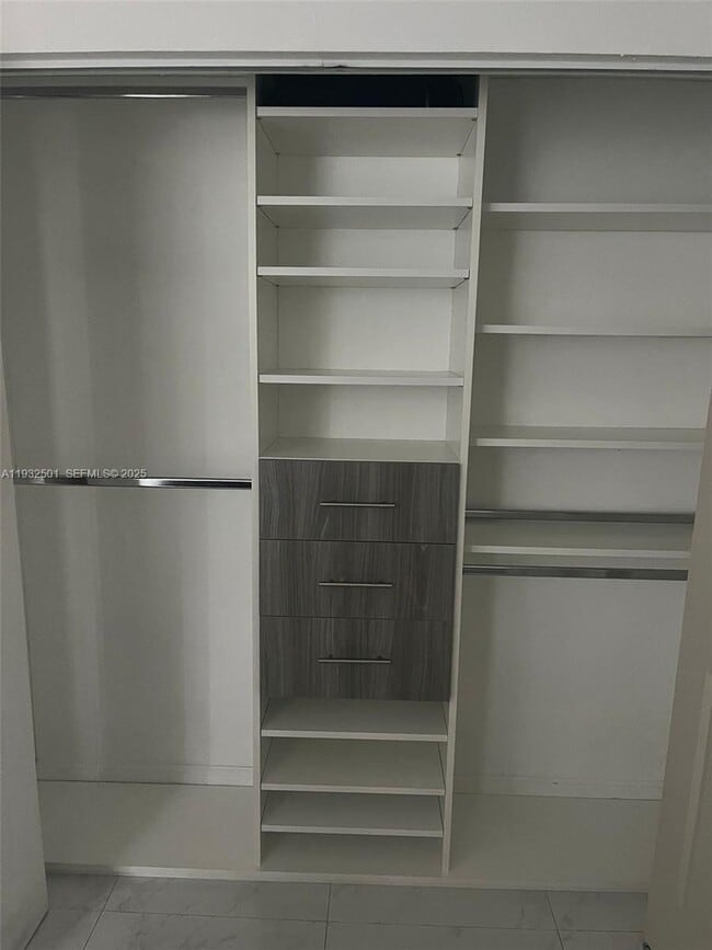 Foto del edificio - 8870 Fontainebleau Blvd