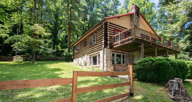 Building Photo - Laurel Park log home 3 bedroom 3 bathroom home.
