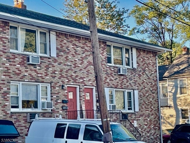 Building Photo - 122 E Main St
