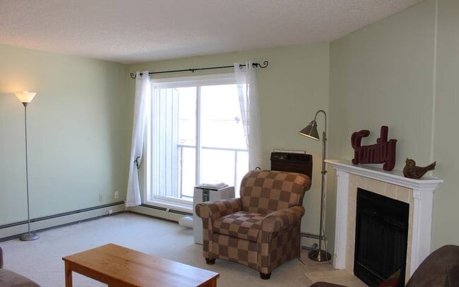 Building Photo - 833 Wollaston Crescent