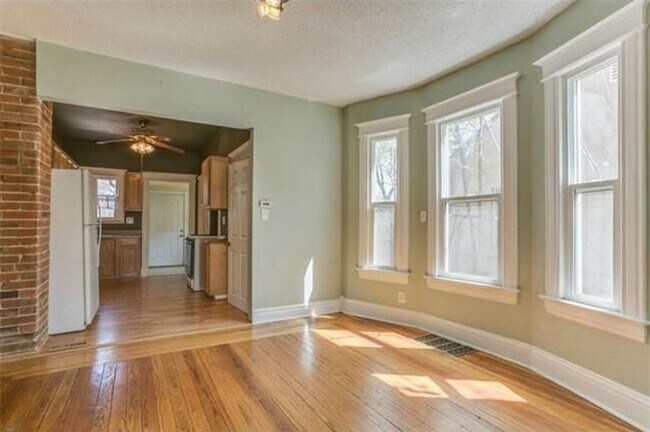 Building Photo - Big Character. Smart Size. Walk to Switchback.