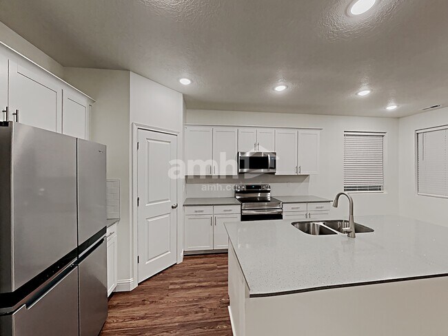 Building Photo - 312 N Gibbons Lane