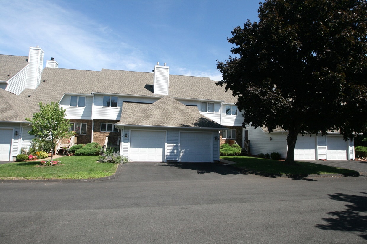6 Steeplechase Dr, Newington, CT 06111 Townhome Rentals in Newington