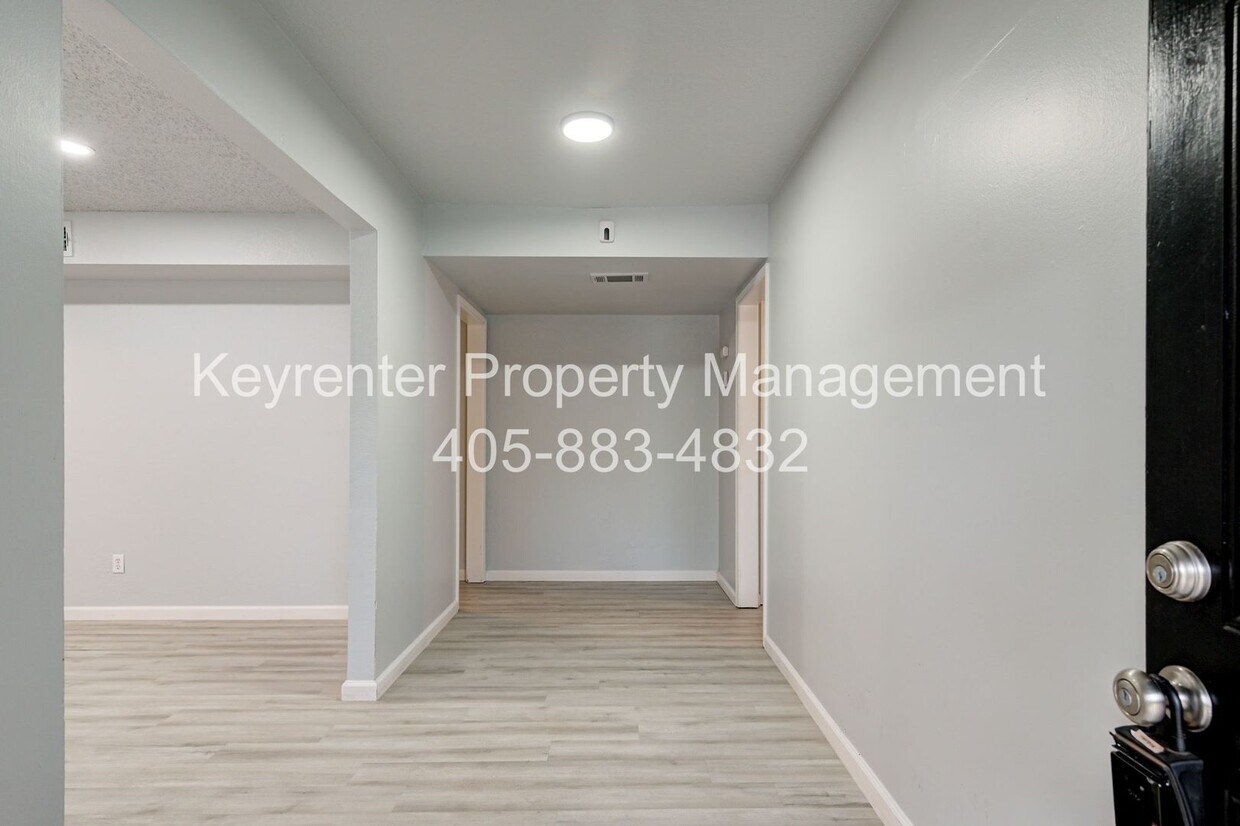 REMODELED 2 Bed 2 Bath 1 Mile West from Campus! - REMODELED 2 Bed 2 Bath 1 Mile West from Campus!