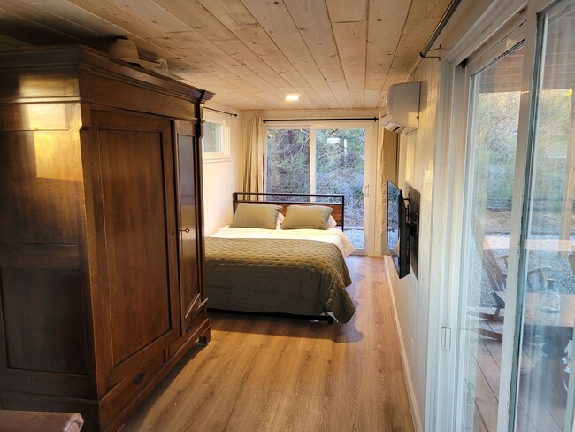 Foto del edificio - Custom Tiny Home- on a ranch in the heart ...