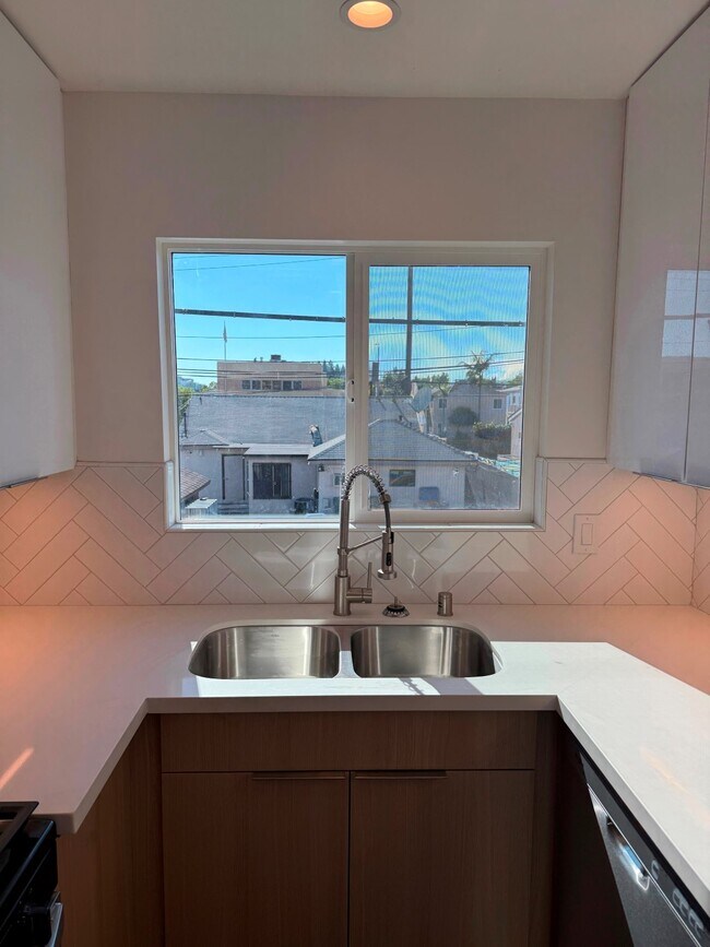 Foto del edificio - 4443 Clayton Ave