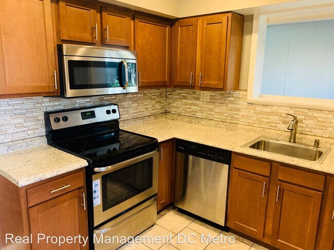 Building Photo - 3 br, 1.5 bath House - 5366 Hayes St, NE