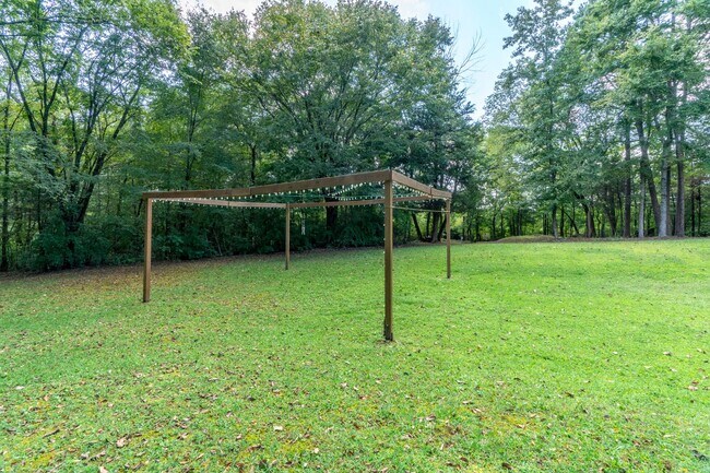 Building Photo - Meticulously maintained property with a st...