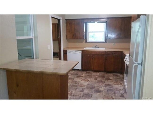 Building Photo - Vibrant 3 bedroom 1 bathroom