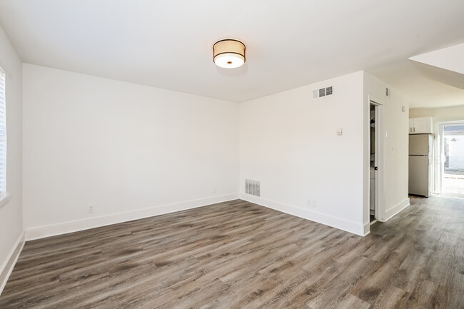 Building Photo - White Oak Townhomes