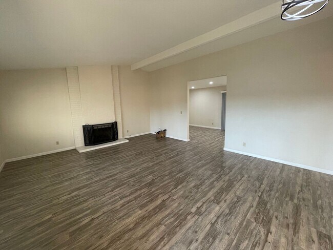 Building Photo - North Poway's Summerfield Estates, 3/2 with 2 Car Attached Garage, single level.