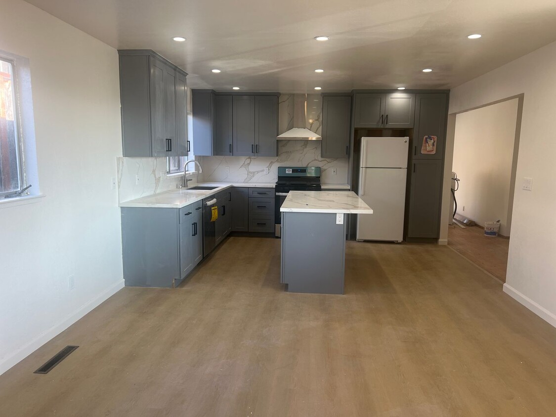 Foto principal - Spacious Newly Remodeled 3 Bedrooms and 2 ...