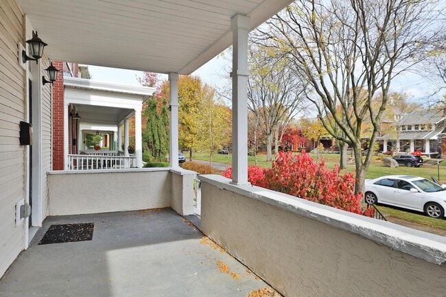 Foto del edificio - 693 Wilson Ave