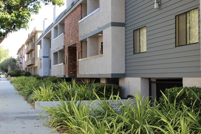 Building Photo - 2350 S Bentley Ave