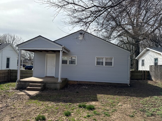 Building Photo - 2 Bedroom 1 Bath House $895! Central Heat ...