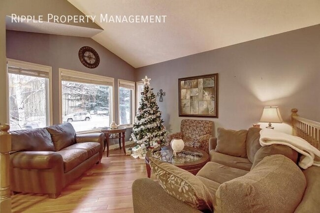 Building Photo - SPACIOUS 3-BED, 2.5-BATH FAMILY HOME | PRIVATE TREED BACKYARD | PRIME MILLRISE LOCATION