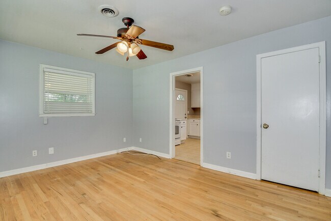 Building Photo - 1726 Davidson Dr