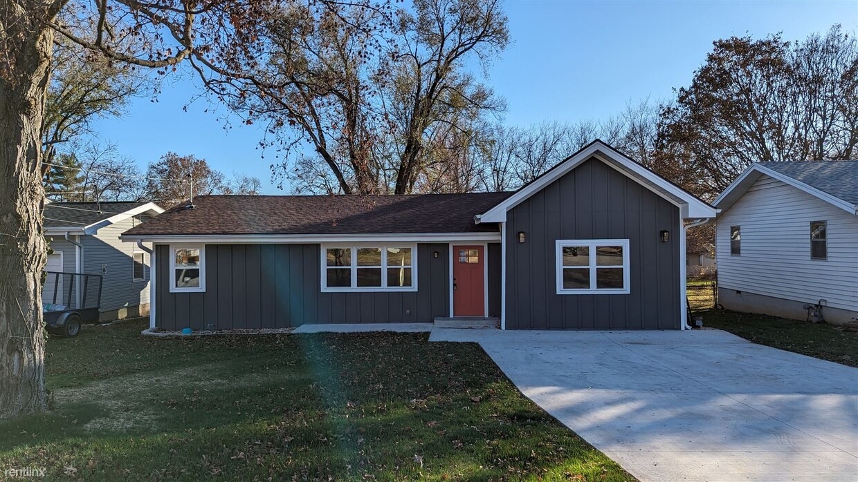 3 br, 2 bath House 834 West Broadmoor St... House Rental in