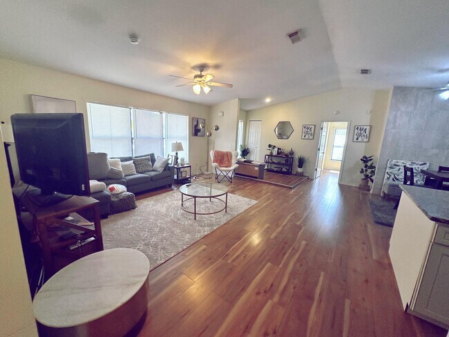 Foto del edificio - 607 SW Lucero Dr
