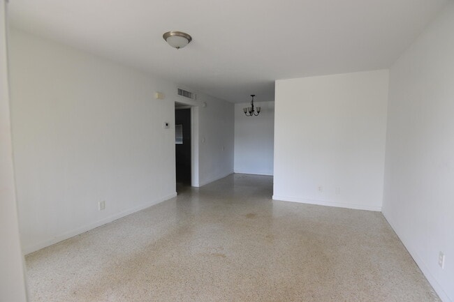 Foto del edificio - 2434 NE 5th Ave