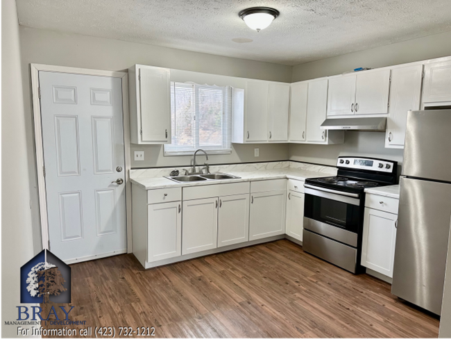 Building Photo - One-Level Living in a tree lined community