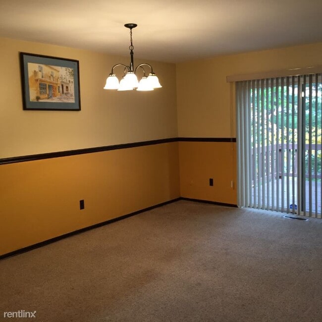 Building Photo - 2 br, 2.5 bath Townhome - 123 Highview Dr