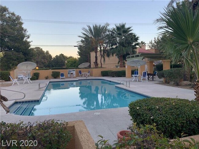 Foto del edificio - FURNISHED OR UNFURNISHED 2 BED 2 BATH NEAR...