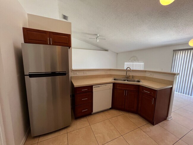 Foto del edificio - Palm Bay move in ready