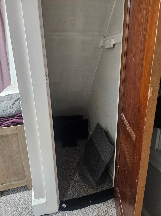 Armario. - 20 E Coulter Ave