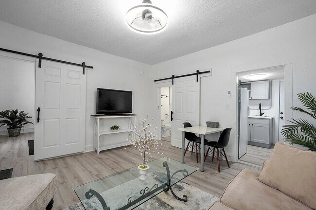 Foto del edificio - 1464 N Johnston Ave