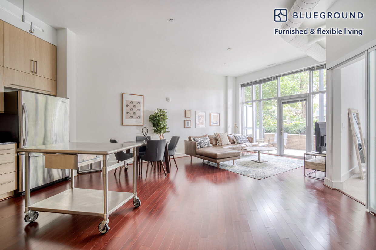 Foto principal - 8210 Crestwood Heights Dr