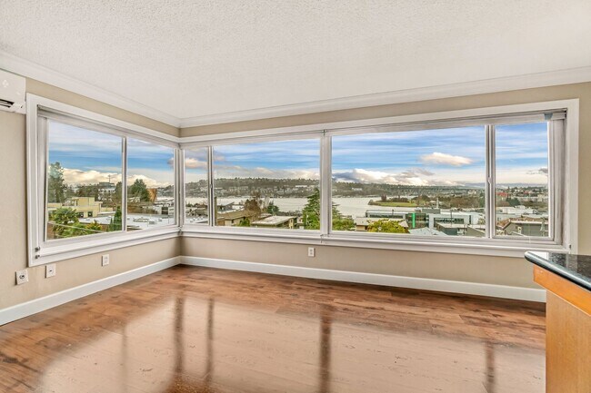 Foto del edificio - 1 Bedroom 1 Bathroom Eastlake Condo W/ Stunning Views