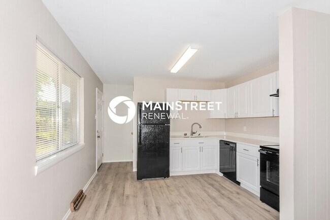 Building Photo - 2 Bedroom Pet-Friendly Home in St Charles,...