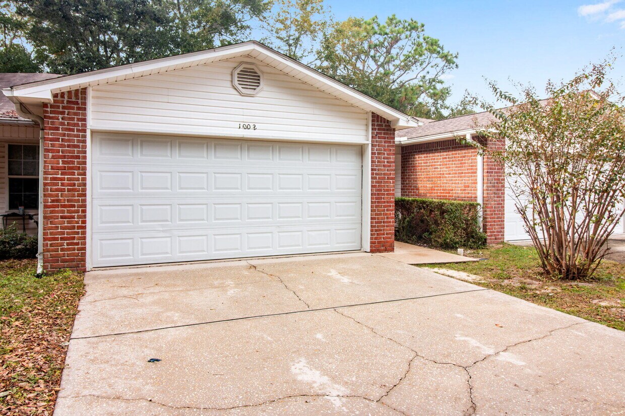 Primary Photo - 1002 Cotton Tree Ct