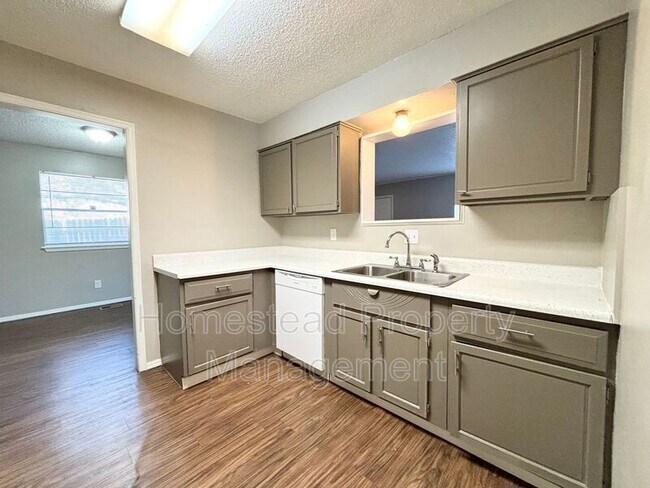 Building Photo - 8418 Candlewood Dr