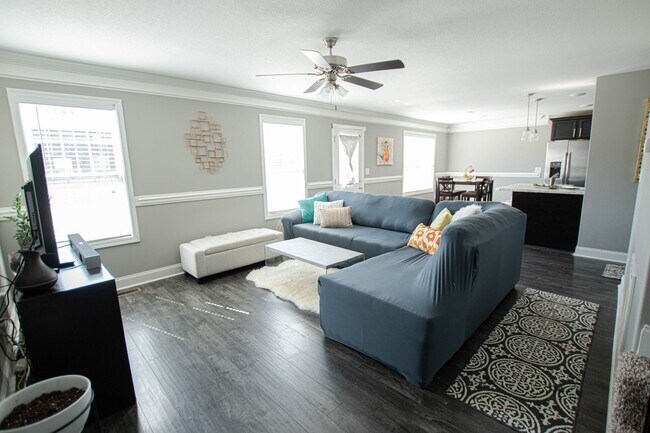 Building Photo - Pet Friendly Three Bedroom!