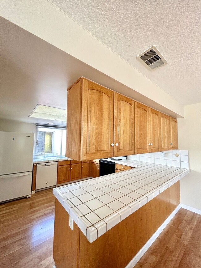 Foto del edificio - Spacious 3-Bed/2.5-Bath Townhome with Bonu...
