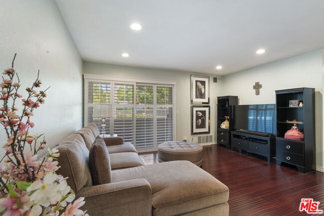 Building Photo - 3863 Thorncroft Ln
