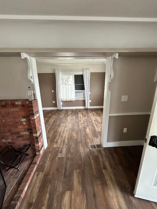 Foto del edificio - Three Bedroom House for Rent With a Garage...