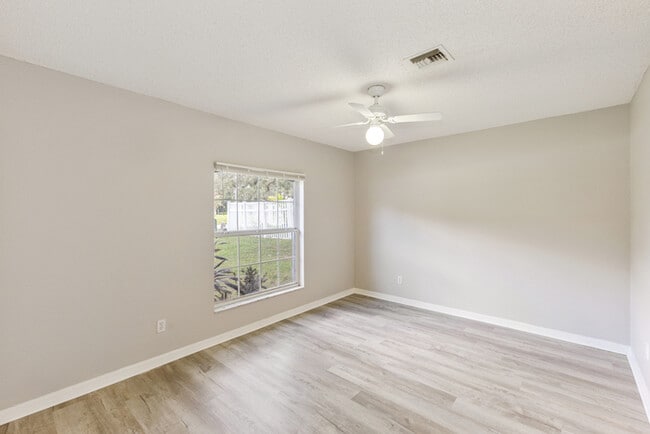 Foto del edificio - 449 Ed Douglas Rd