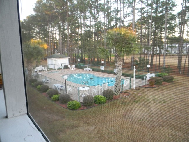 Building Photo - 880 Fairway Dr
