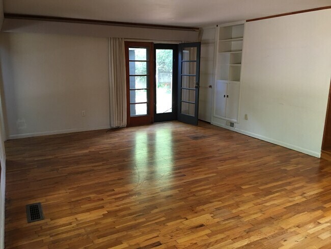 Foto del edificio - Location, location, location. Great 4 bedroom one block from City Park!  June 2026 Move-In