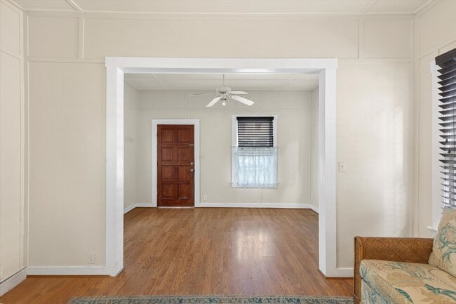 Building Photo - 1 Bedroom 1 Bathroom partially Furnsihed Home available for a 1 year Lease!